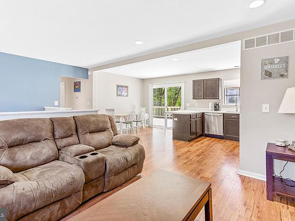 5th image of 679 Swan Dr