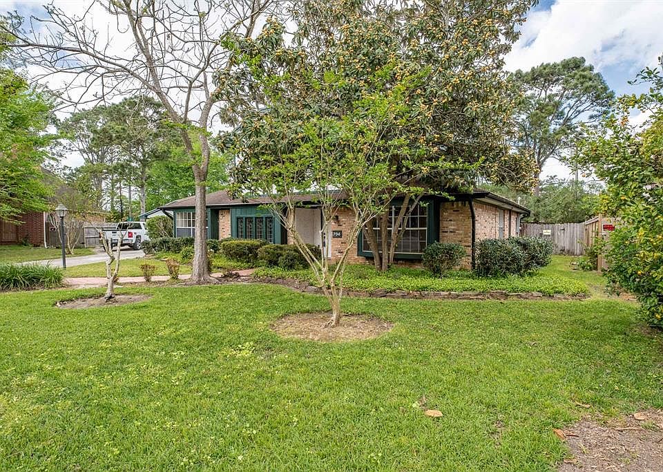 1st image of 704 Bayou Crest Cir