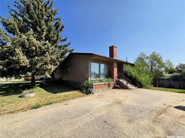 UNIT E-135-145 3rd STREET E, Fox Valley, SK S0N 0V0