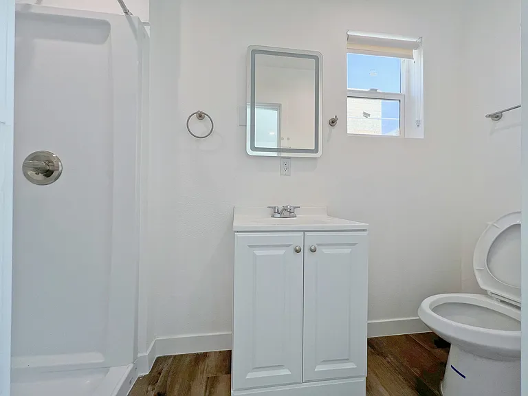 1368 W 35th St #8 — Photo 10