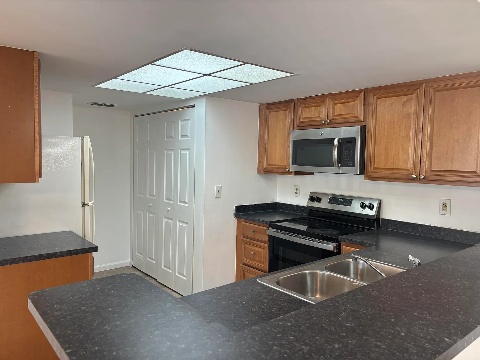 2 bed, 2.0 bath, 986 sqft, $1,900 — Photo 3