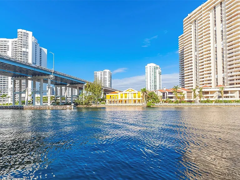 19390 Collins Ave #17 — Photo 39