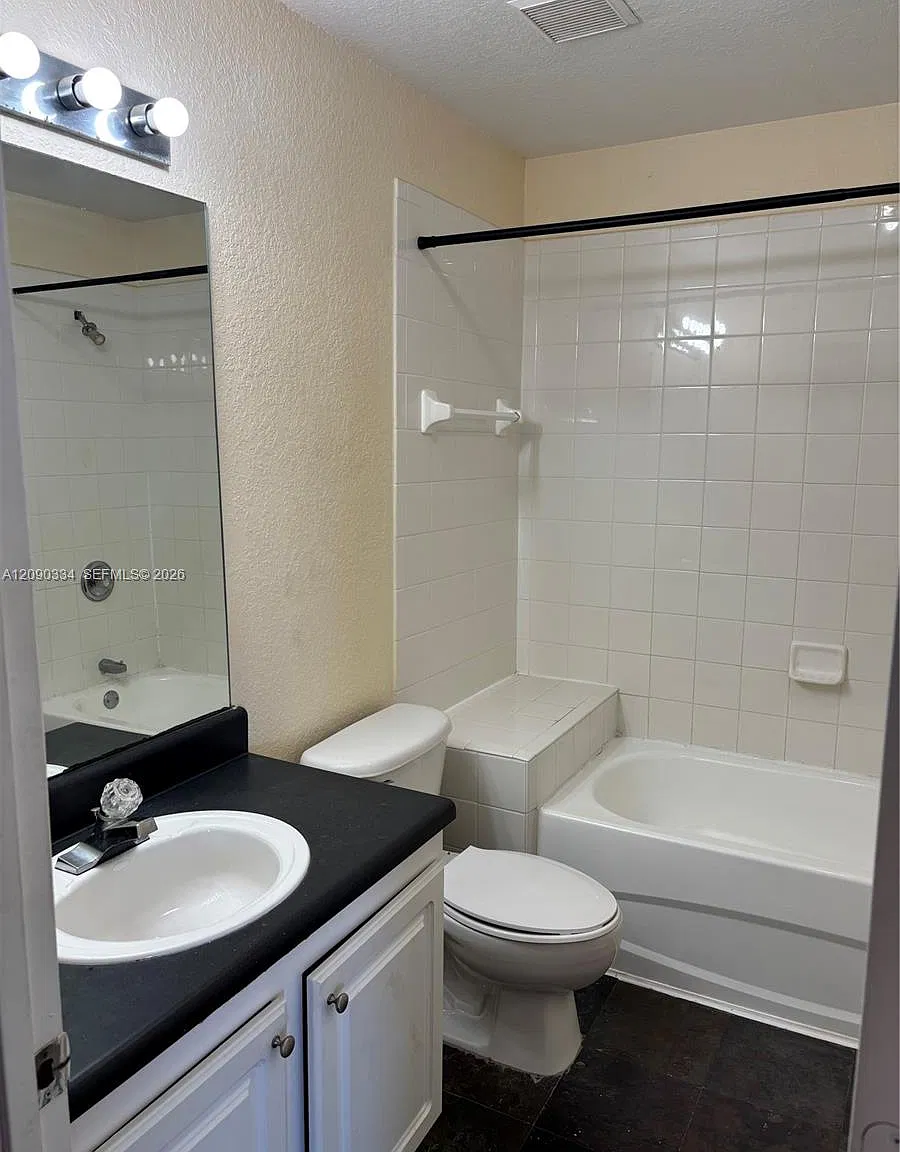 3 bed, 1123 sqft, $2,500 — Photo 2