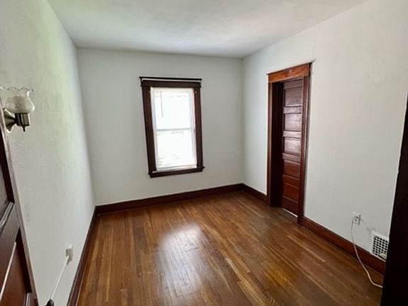 4th image of 10 Livingston St #2R
