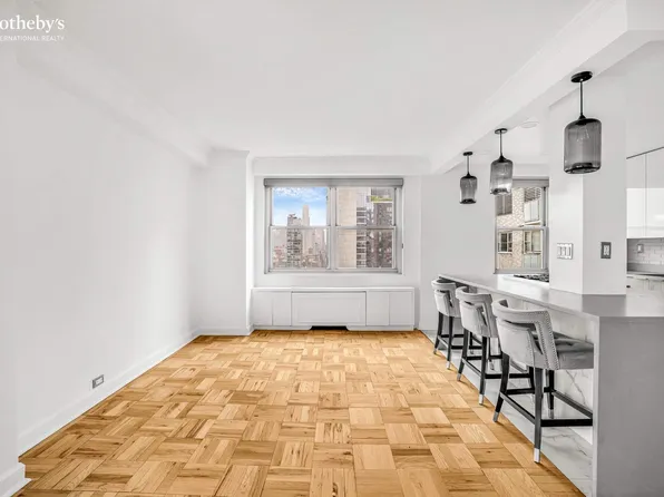 300 East 40th Street image 7 of 16