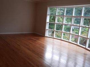 35 Pond Rd, Great Neck, NY 11024