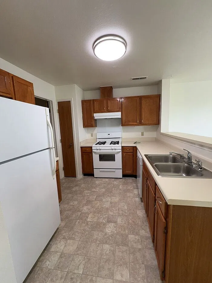 3 bed, 2.5 bath, 1328 sqft, $1,680 — Photo 4