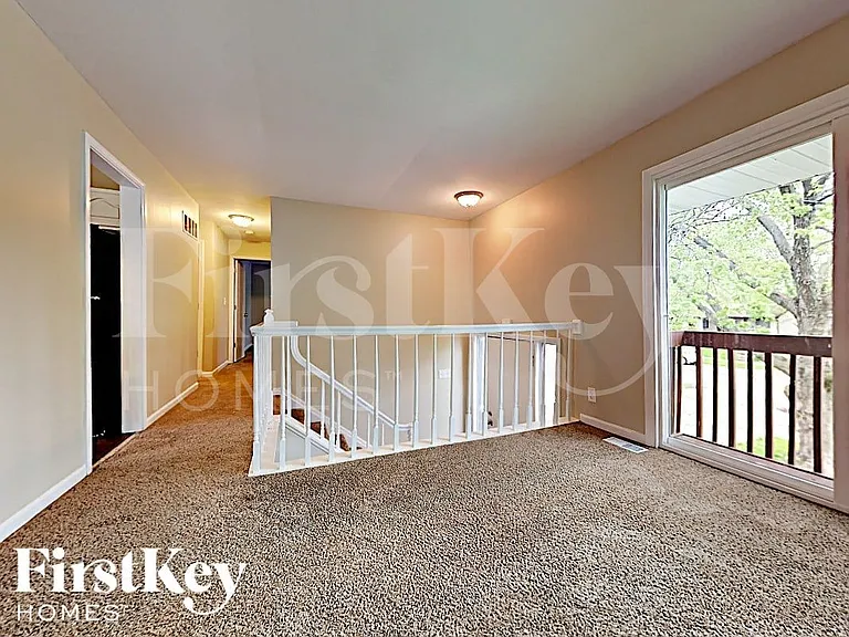 1838 Ashwood Ln — Photo 2