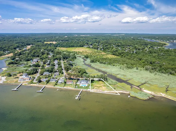 12 Bay St, East Moriches, NY 11940