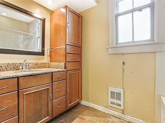 2nd image of 2920 Dante St