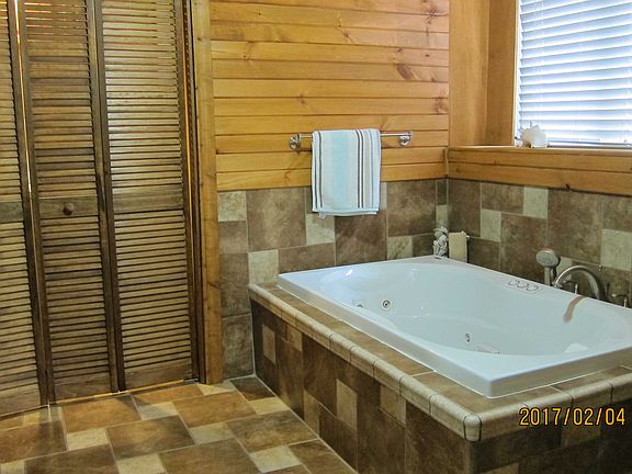 jetted tub/walk in shower