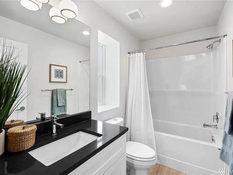 18322 1st Ave NE #F — Photo 4