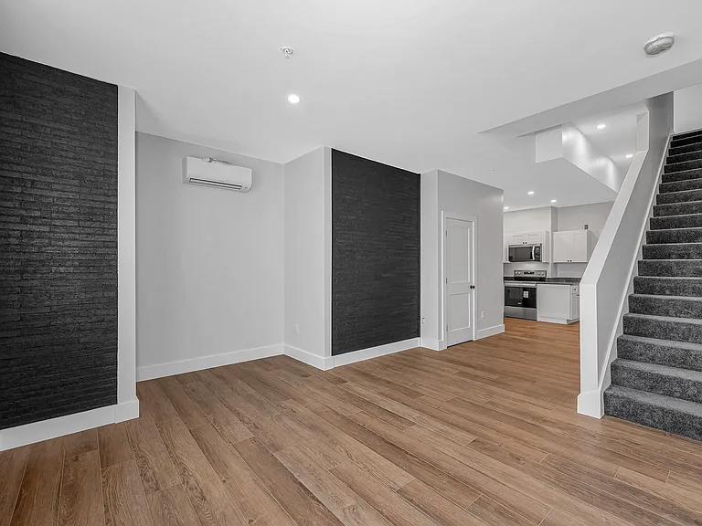 241 W 6th St #101 — Photo 8