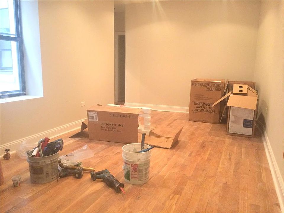 2nd image of 961 Washington Ave APT 1F