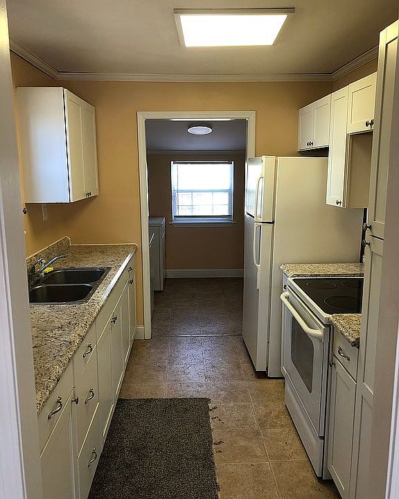 2nd image of 206 Chaparral St