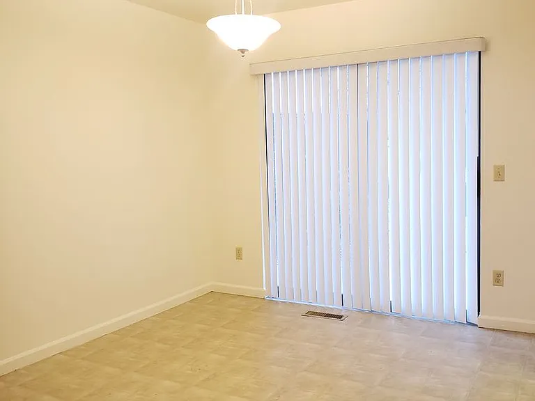 909 Gellatly St — Photo 8