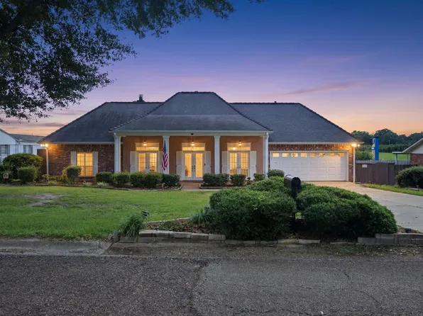 404 Oakbrook Cir, McComb, MS 39648