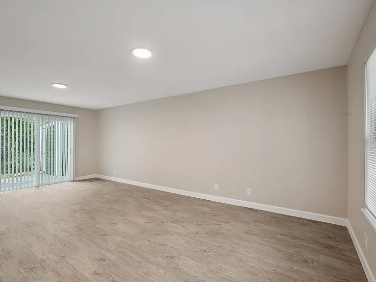 Pier 39 Apartments & Townhomes — Photo 51