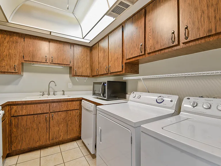 40 Club House Dr #207 — Photo 19