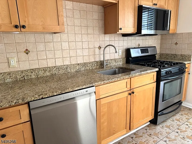 390 Morris Ave #35 — Photo 1