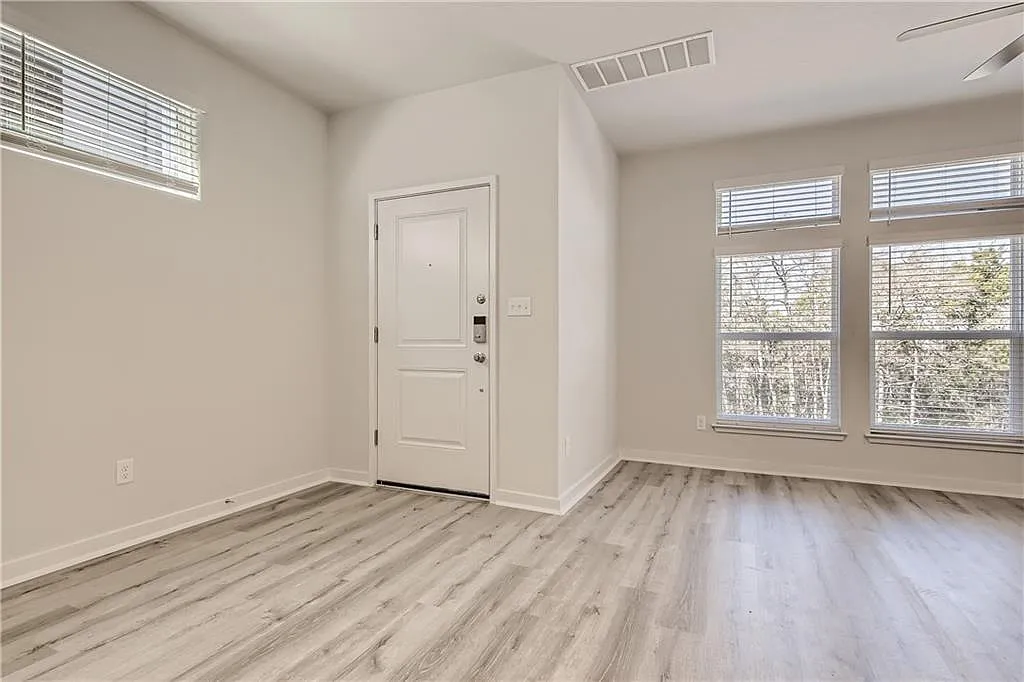 605 W South St — Photo 3