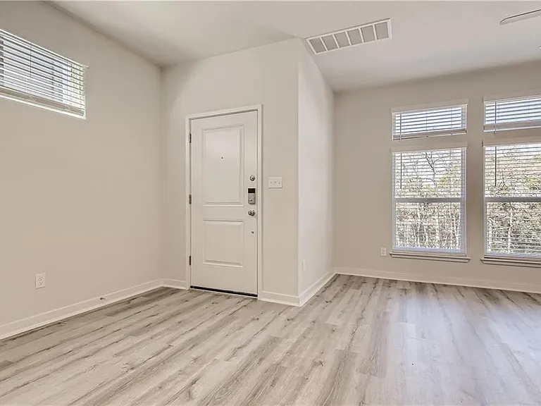 605 W South St #211 — Photo 3