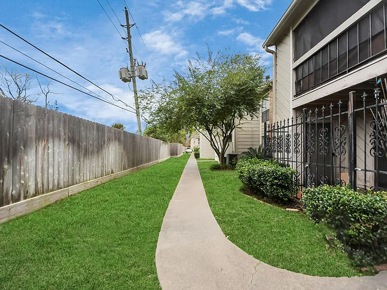 17331 Red Oak Dr #55 — Photo 27