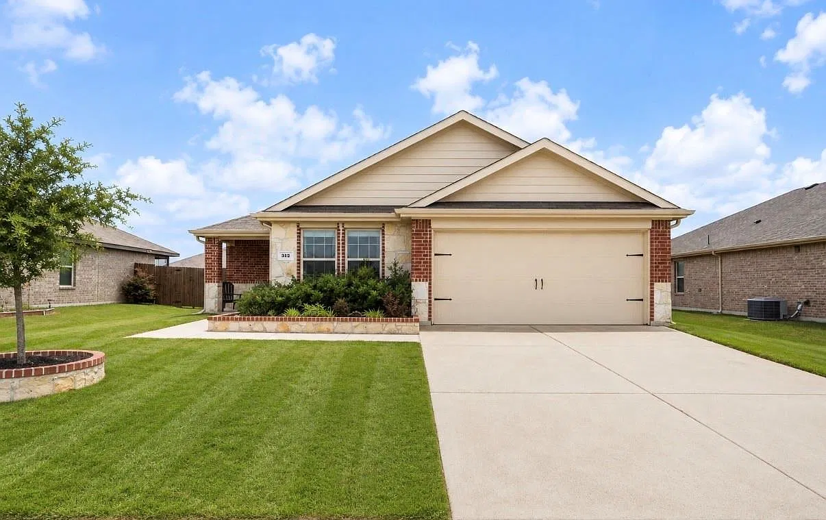 Stylish 5-Bed Home with Resort-Style Amenities in Magnolia Phase I, Josephine — Photo 1