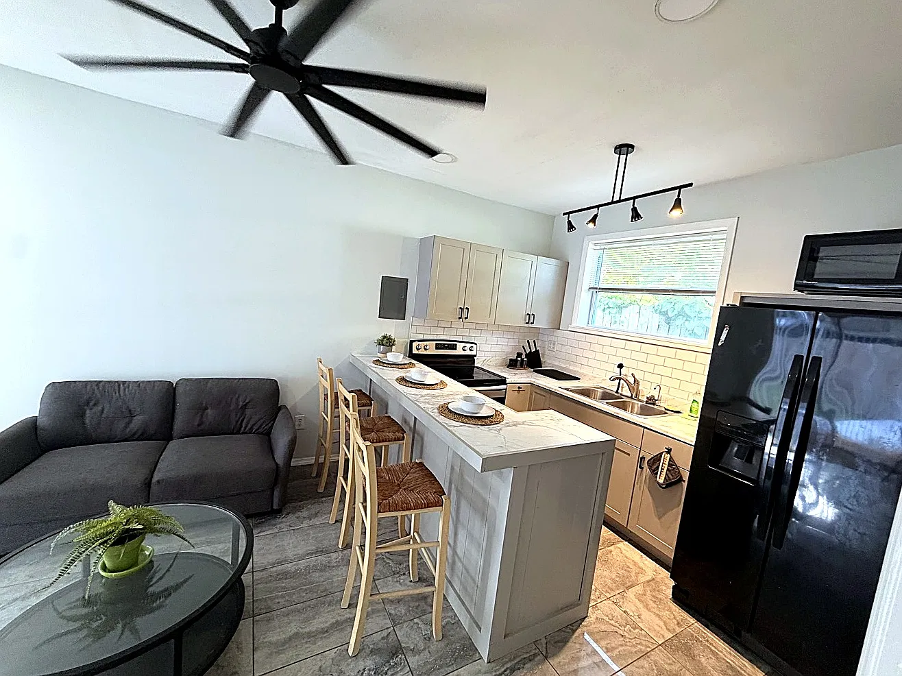 1 bed, 700 sqft, $1,900 — Photo 3