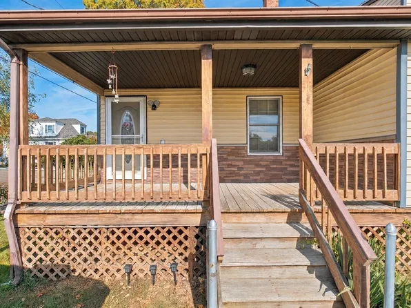 88 John St, Acushnet, MA 02743