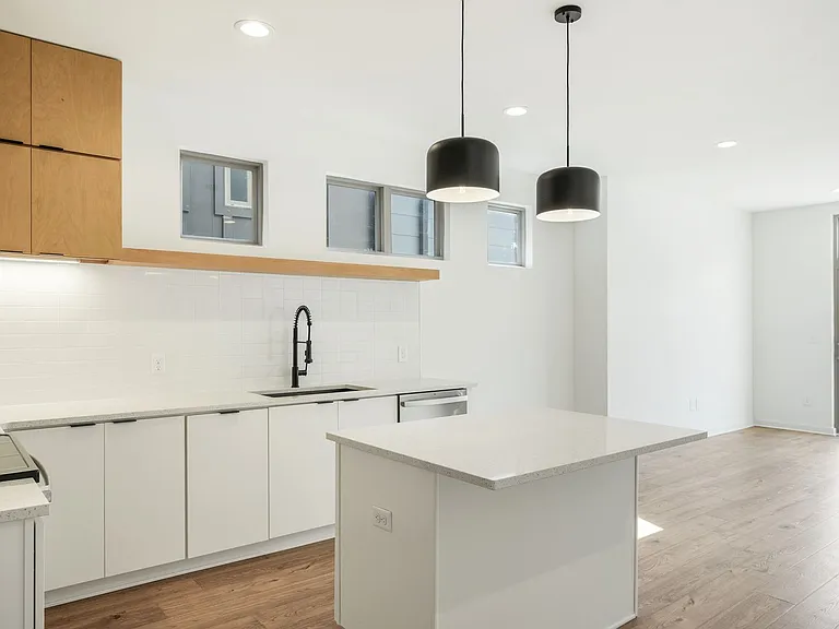 3060 Edwin Cir — Photo 7