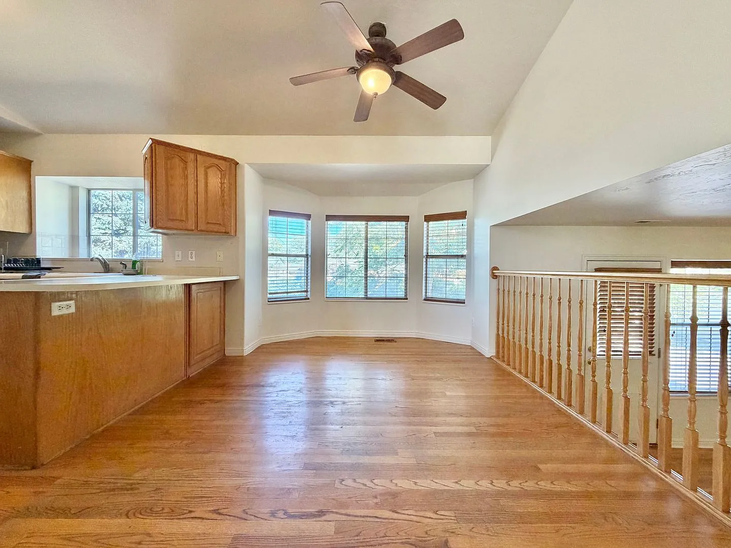 4 Bed Home + Infrared Sauna | Fenced Yard & Mountain Access — Photo 4