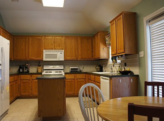 5th image of 1102 San Saba Cir