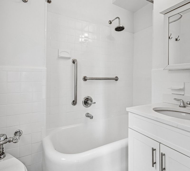 2nd image of 440 W 34th St #17G