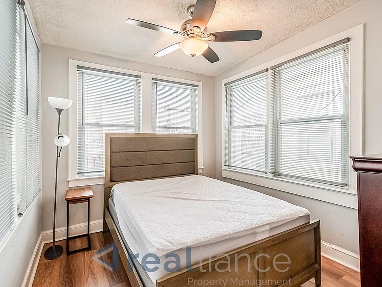 2302 E St NE — Photo 10