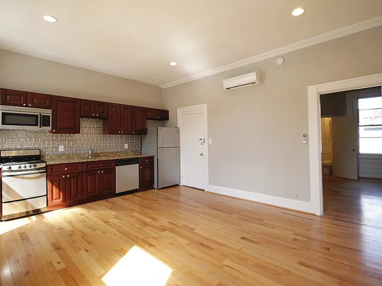 1925 Spring Garden St #1925-2F — Photo 4