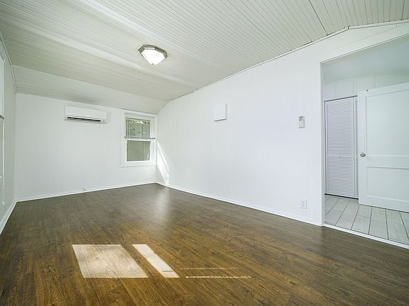 2nd image of 406 Chesterfield Ave #C