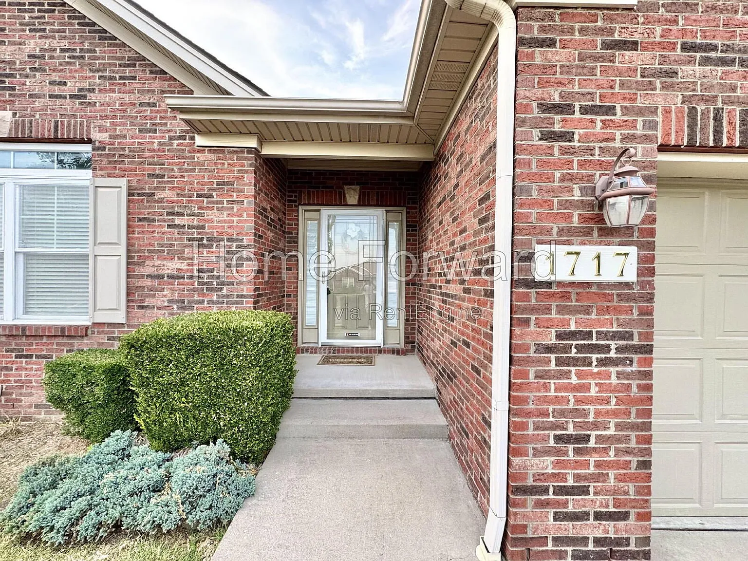 3 bed, 2.0 bath, 1709 sqft, $2,100 — Photo 2