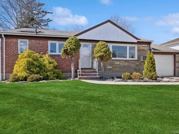 31 Evelyn Ln, Syosset, NY 11791