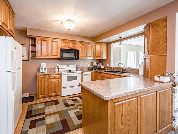 4th image of 1780 Maplecrest Dr