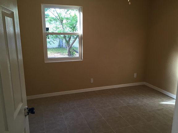 3rd image of 618 Holly St