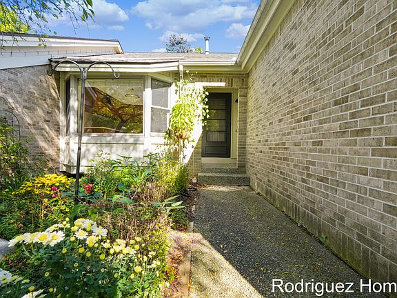 2nd image of 50 Skyline Cir NW