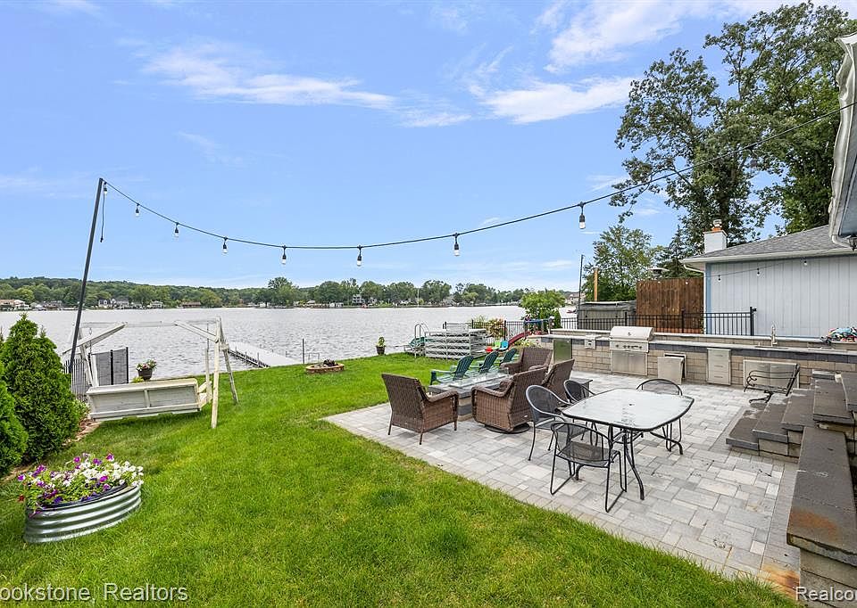 9506 Thames Blvd, White Lake, MI 48386 Zillow