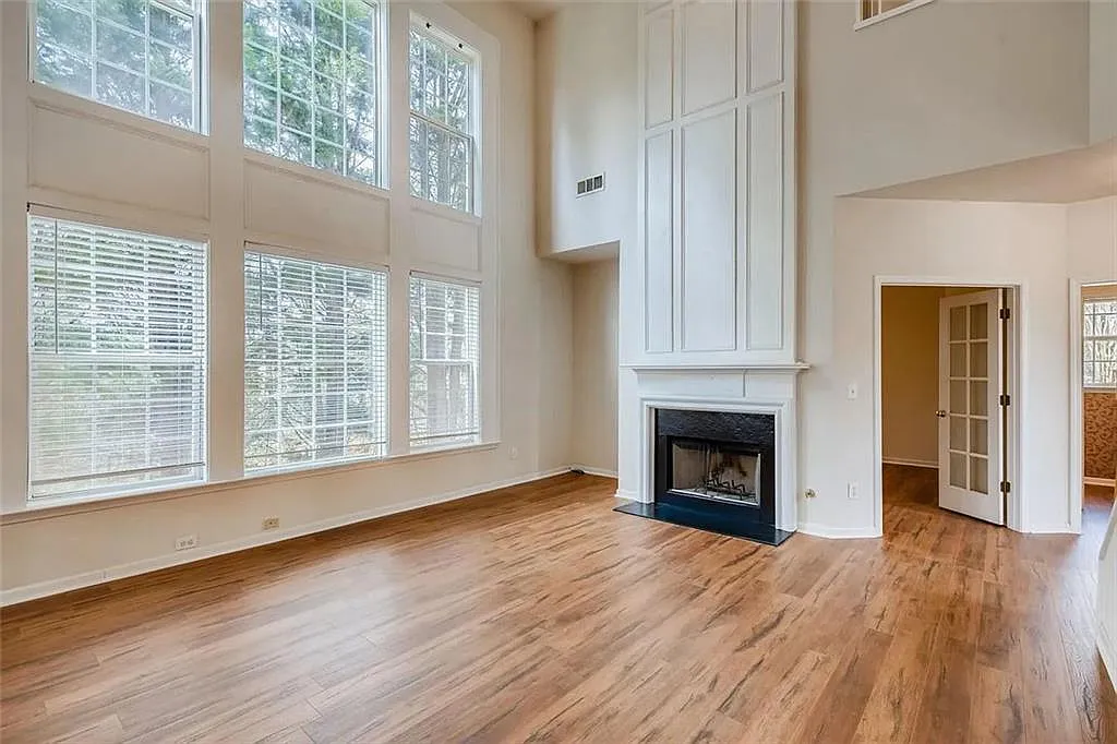 5 bed, 2.5 bath, 2676 sqft, $3,095 — Photo 3