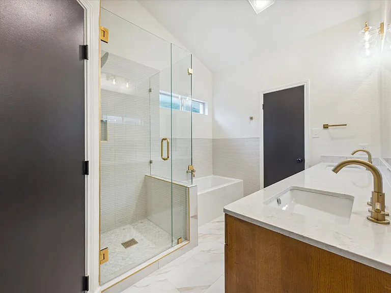 211 N Blue Ridge Pkwy — Photo 11