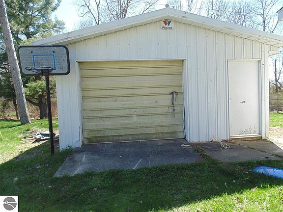 2nd image of 570 Henry St