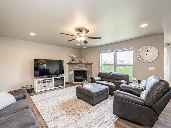 4th image of 1106 Creekside Dr