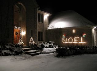 7630 Salem Woods Dr, Northville, MI 48168