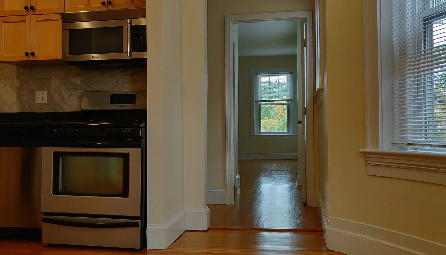 No Brokers Fee, Washington Sq. Area of Brookline. Steps from the T. Nice Finishes. Central AC, Pa... — Photo 2