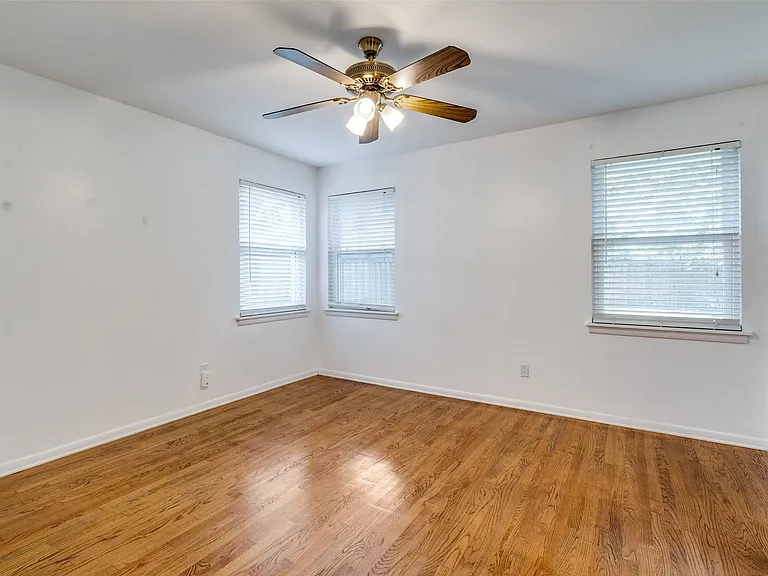 6418 E Lovers Ln — Photo 17